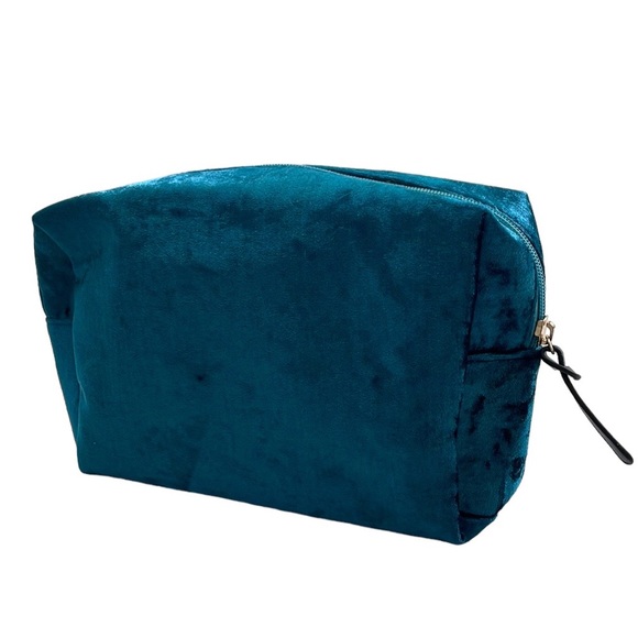 NEW • Velvet Pouch + Beauty samples - Picture 2 of 11